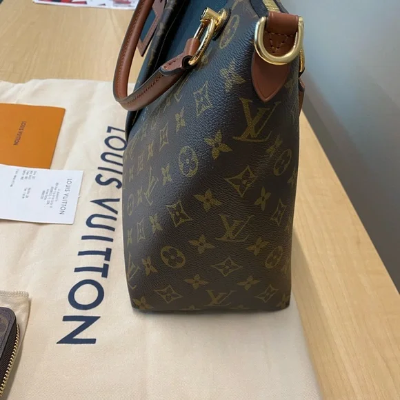 🌸SOLD🌸 Louis Vuitton V Tote MM Noir Cara - Picture 4 of 11